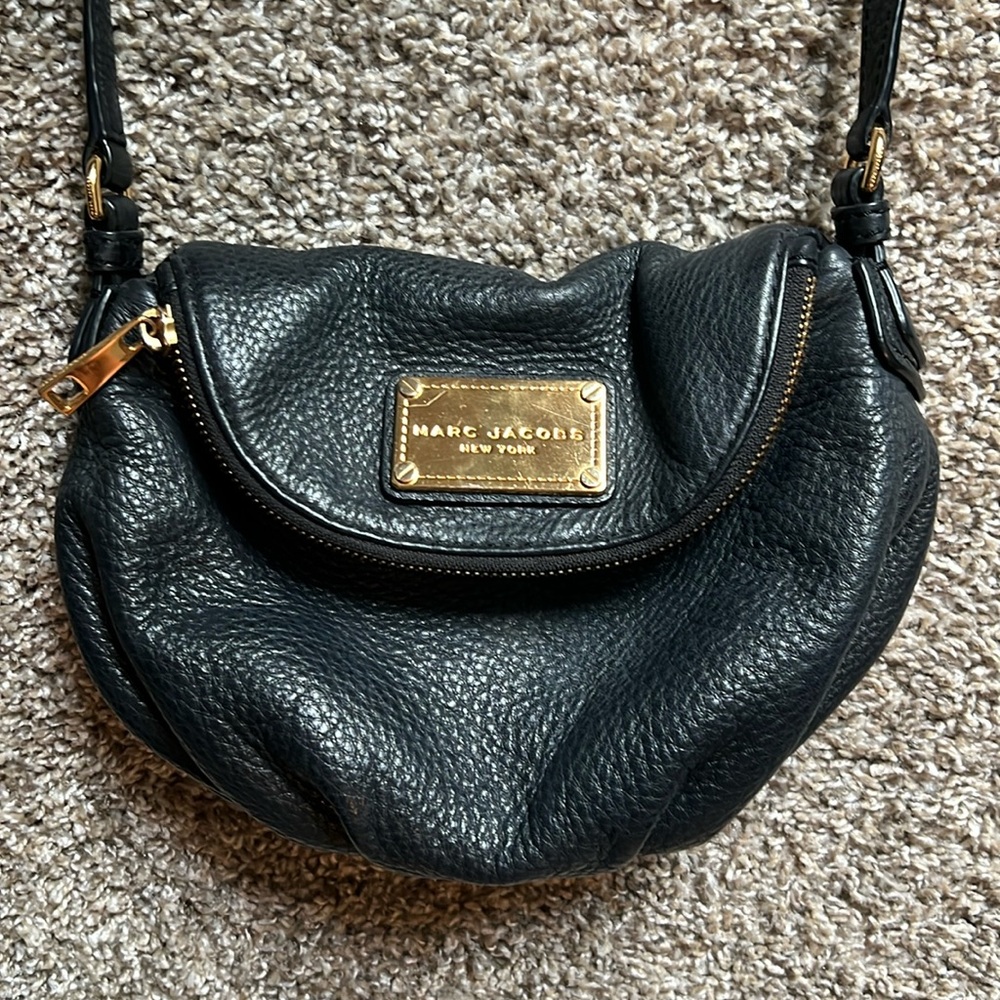 Marc Jacobs New York crossbody satchel bag black with gold chain